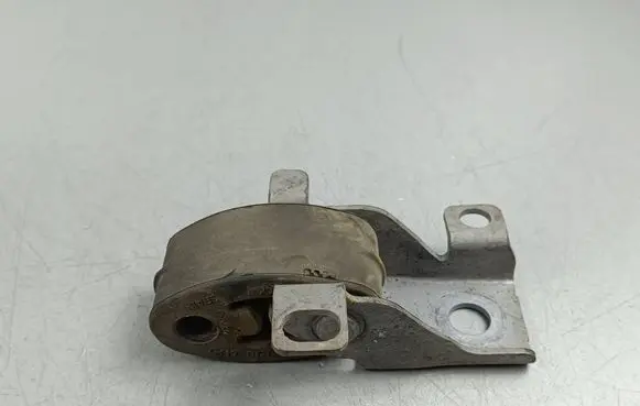 Volvo XC90 Muffler mount bracket/holder 31478512