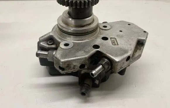 Mercedes-Benz E W211 Fuel injection high pressure pump 0445010145 A6420700501