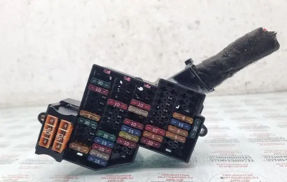 Volkswagen Touareg I Fuse module 7L0941828A