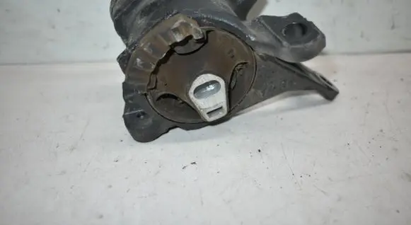 Mazda 3 II Engine mount bracket