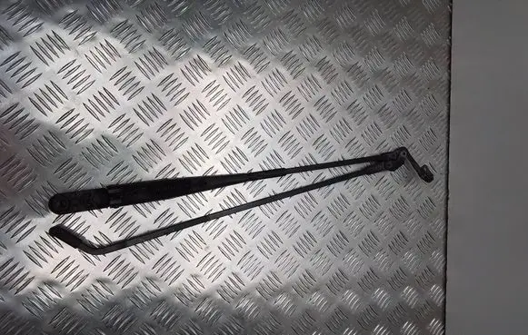 Peugeot 107 Front wiper blade arm