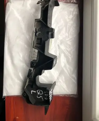 Front bumper mounting bracket