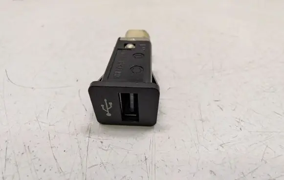 BMW 3 E90 E91 USB socket connector 9167196 61319167196 84109237656