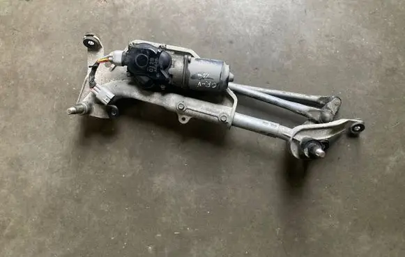 Honda CR-V Front wiper linkage and motor