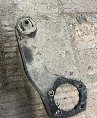 Mitsubishi Pajero Front differential bracket 