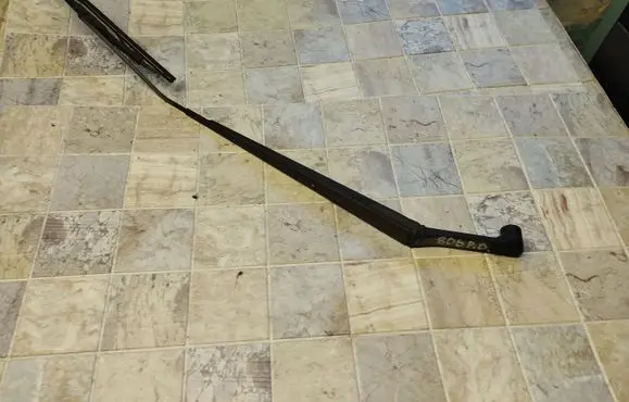 Mitsubishi Colt Windshield/front glass wiper blade 6833
