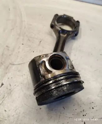 Volkswagen Touran I Piston with connecting rod