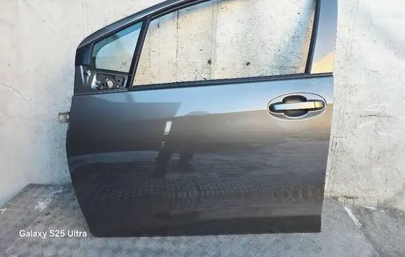 Toyota Yaris Front door 