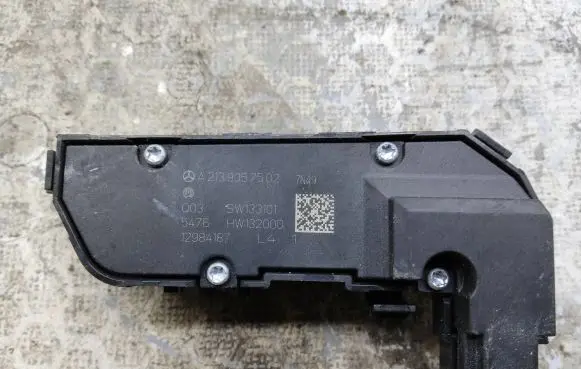 Mercedes-Benz C W205 Seat heating switch A2139057502 12984187 EW132000