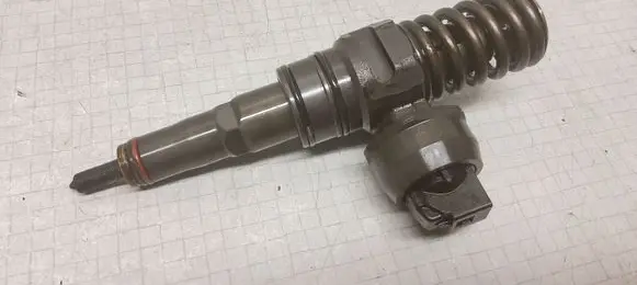 Volkswagen PASSAT B6 Fuel injector 038130073AG 0414720215