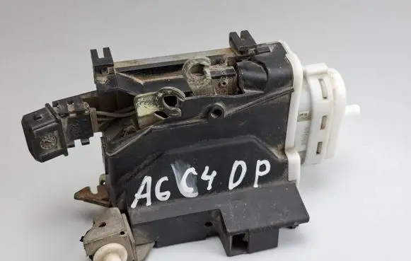 Audi A6 S6 C4 4A Front door lock 4A0173