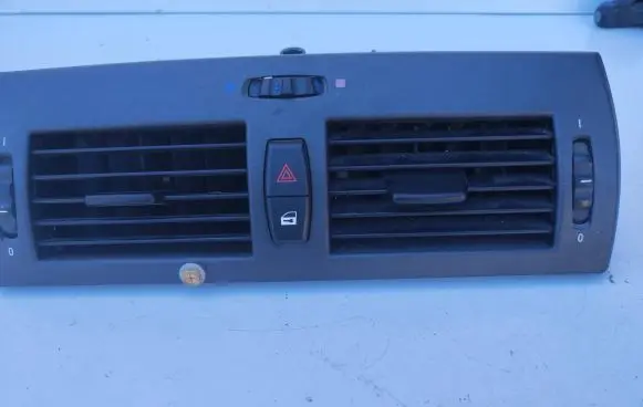 BMW X3 E83 Dash center air vent grill 3400074 DN7A839