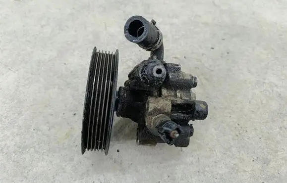 Toyota Corolla Verso E121 Power steering pump 