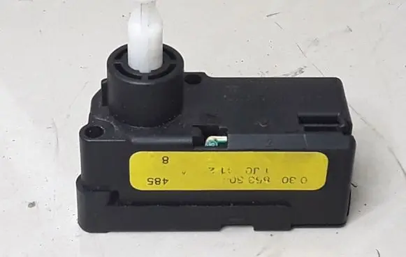 Volkswagen Golf V Headlight level adjustment motor 1J0941235A 030853304