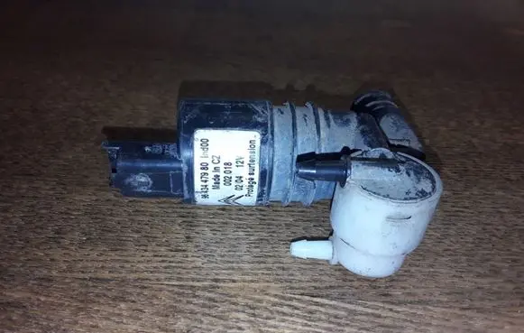 Peugeot 308 Windscreen/windshield washer pump 9643447980