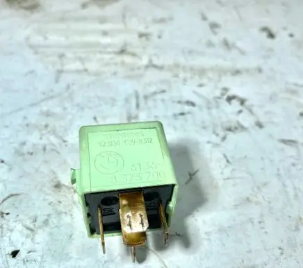BMW 5 E39 Fuel pump relay 61368373700 8373700 61360141229