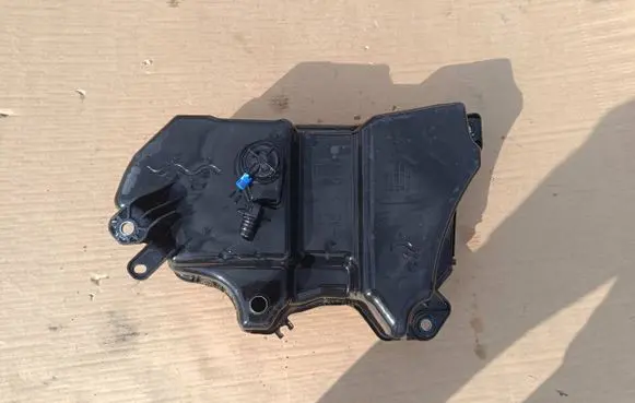 Volkswagen Touran III AdBlue liquid reservoir 5QA131877B