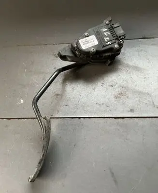 Accelerator throttle pedal