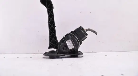 Accelerator throttle pedal