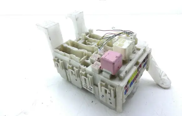 Toyota Auris 150 Fuse module 8273002140A