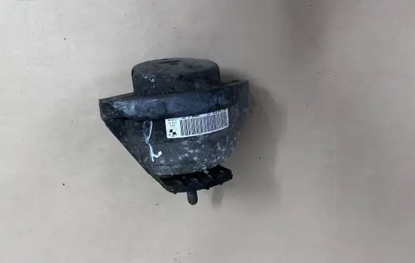 BMW 5 E60 E61 Engine mount bracket 15934612