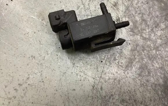 Volvo V70 Turbo solenoid valve 30611668 72224010 02T282