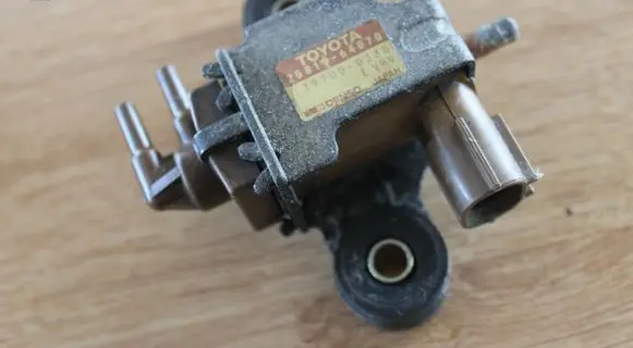 Toyota Carina T210 Fuel pressure regulator 2581964070 1397000330