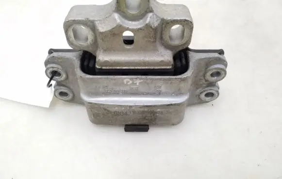 Volkswagen PASSAT B7 Engine mount bracket 3C0199555AE