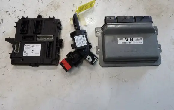 Renault Clio V Engine ECU kit and lock set 237103717S 237103707S