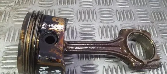 Volkswagen Golf IV Piston with connecting rod