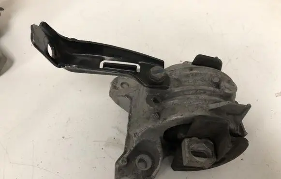 Citroen C5 Engine mount bracket