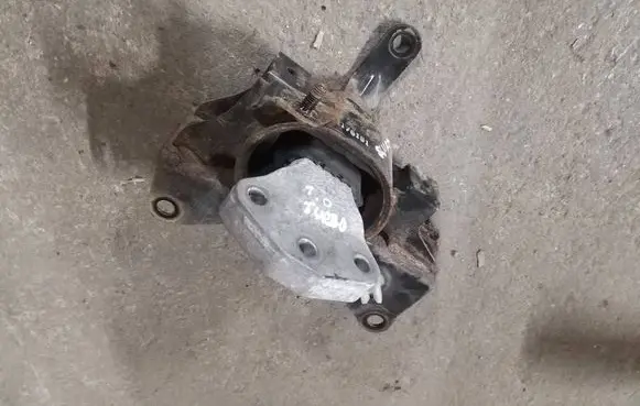 Suzuki Swift III Engine mount vacuum valve MK8
