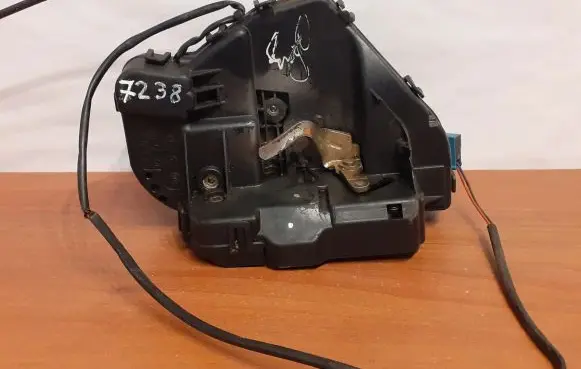 Mercedes-Benz C W203 Coupe door lock (next to the handle) 2037300135 7238