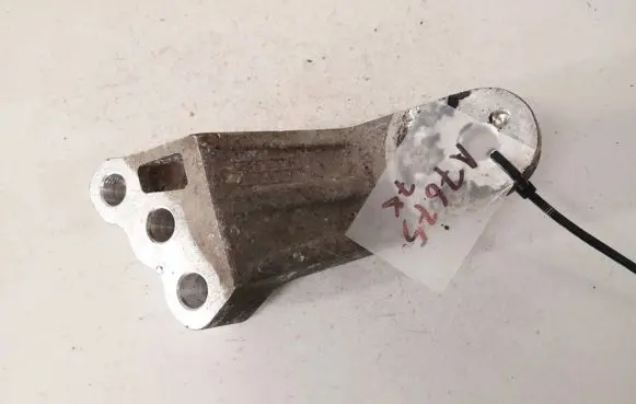 Hyundai i30 Engine mounting bracket