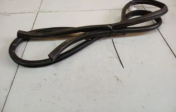 Toyota Corolla Verso AR10 Rubber seal front coupe door 