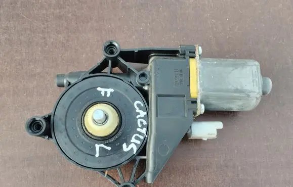 Citroen C4 Cactus Front door window regulator motor 9674252380