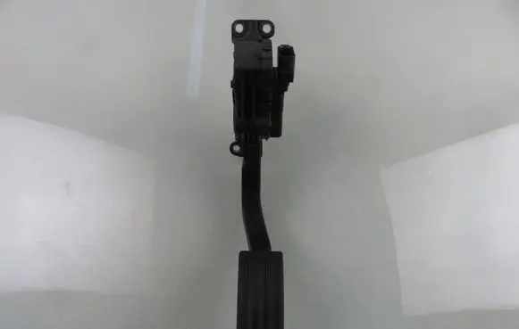 Accelerator throttle pedal