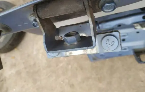 Dodge Caliber Tailgate/trunk/boot hinge