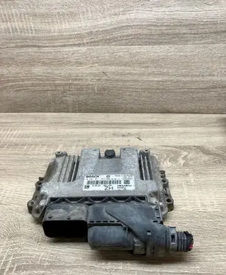 Opel Astra H Engine control unit/module 55556829 0281011943
