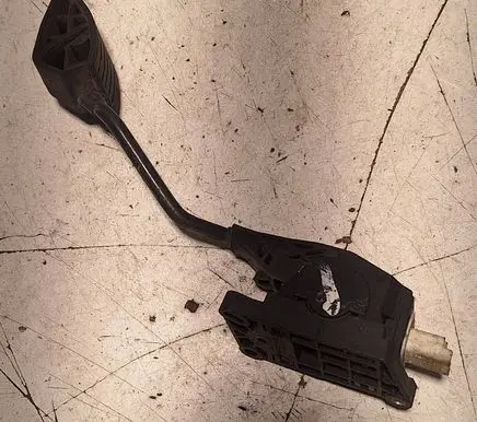 Accelerator throttle pedal