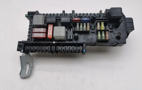 Mercedes-Benz CLS C218 X218 Fuse module 1670660 168298