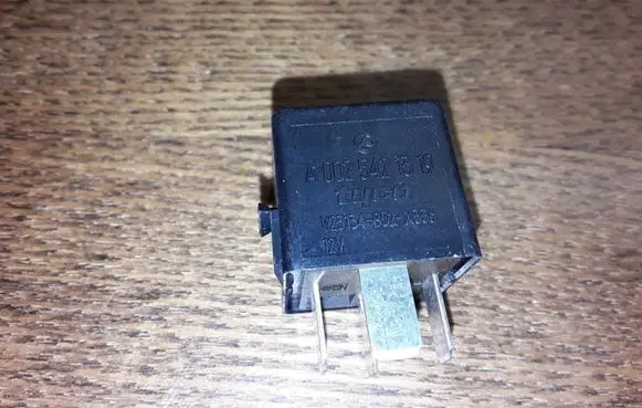 Mercedes-Benz B W245 Other relay A0025421319 V23134B52X336