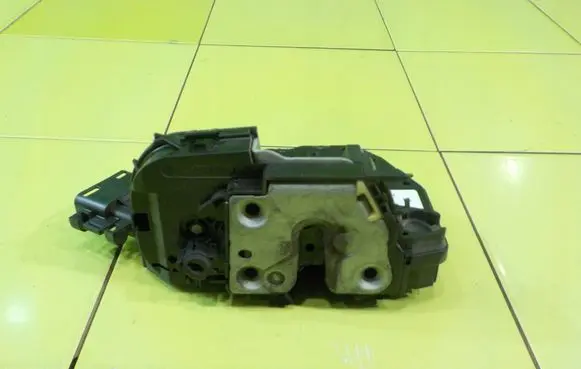 Renault Trafic III (X82) Front door lock 41737211 XP194