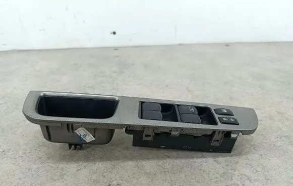 Nissan Tiida C11 Quarter vent window switch 80961EL11A
