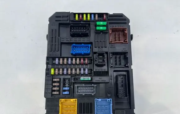 Opel Corsa F Fuse module 9855665180