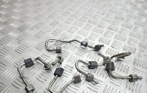 Volkswagen PASSAT B7 Fuel injector supply line/pipe 