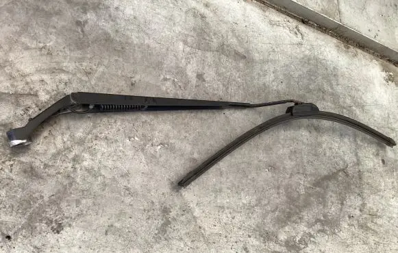 Toyota Corolla Verso E121 Front wiper blade arm