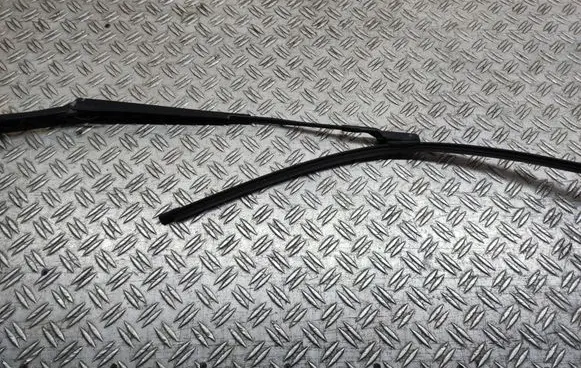 Opel Astra J Front wiper blade arm 13289889