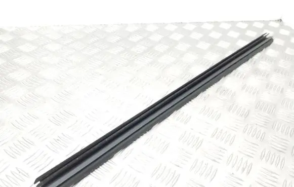 Skoda Yeti (5L) Rubber seal front door window/glass 5L0837479 5L0837480