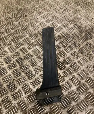 Accelerator throttle pedal